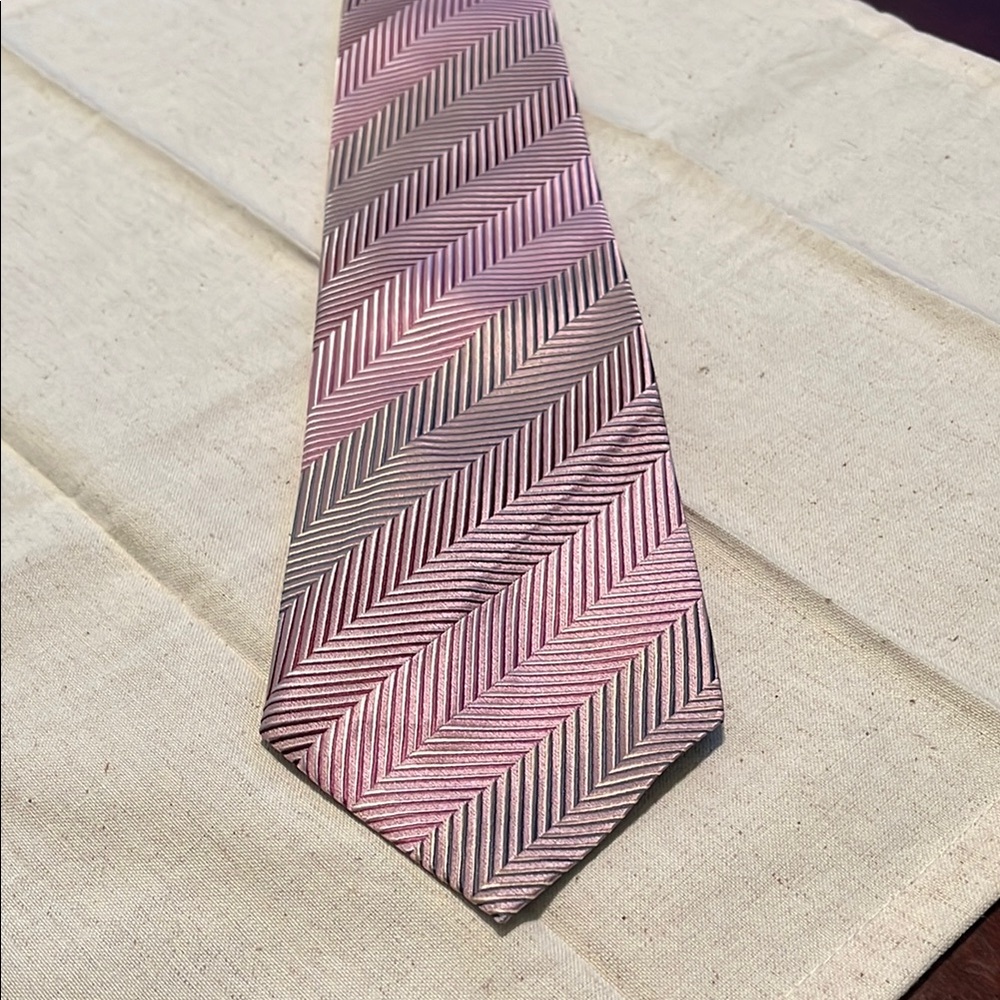 Geoffrey Beene Pink and Gray Chevron 100% silk men’s tie